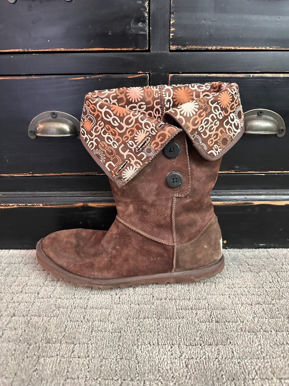 UGG women’s 9 Lo Pro Button Fold Over Boots